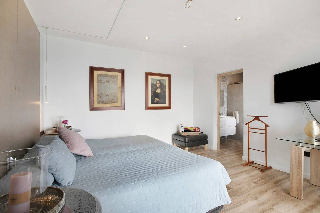 Dormitorio principal de planta baja de Villa Dolce Vita, con cama de 200 × 200 cm y cabecero beige