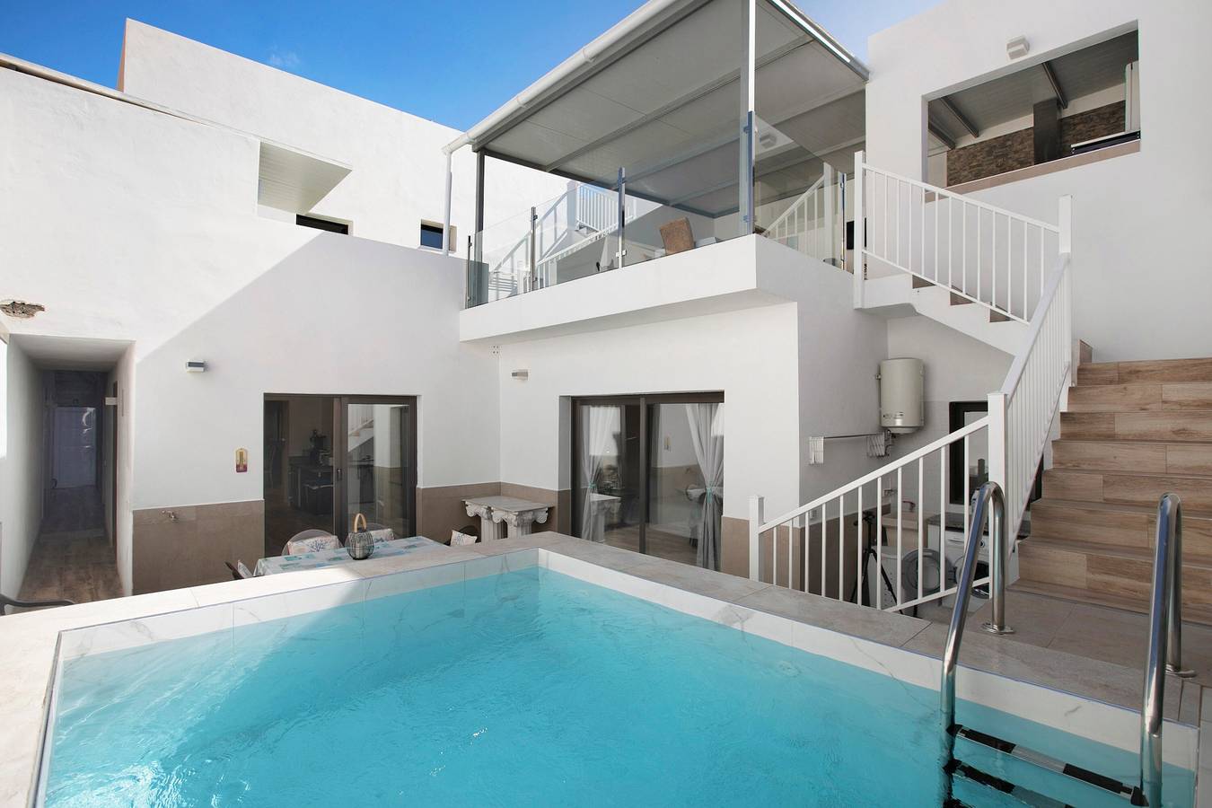 Piscina privada y fachada de Villa Dolce Vita