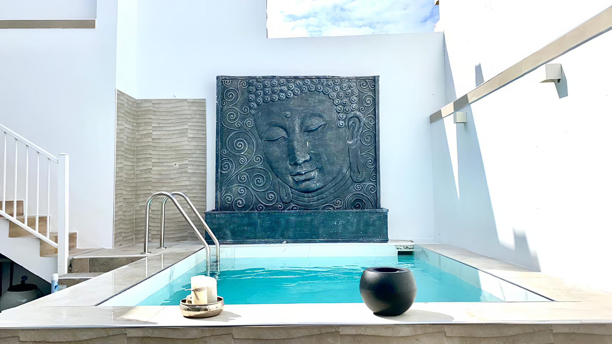 Piscina privada y relieve de Buda de Villa Dolce Vita