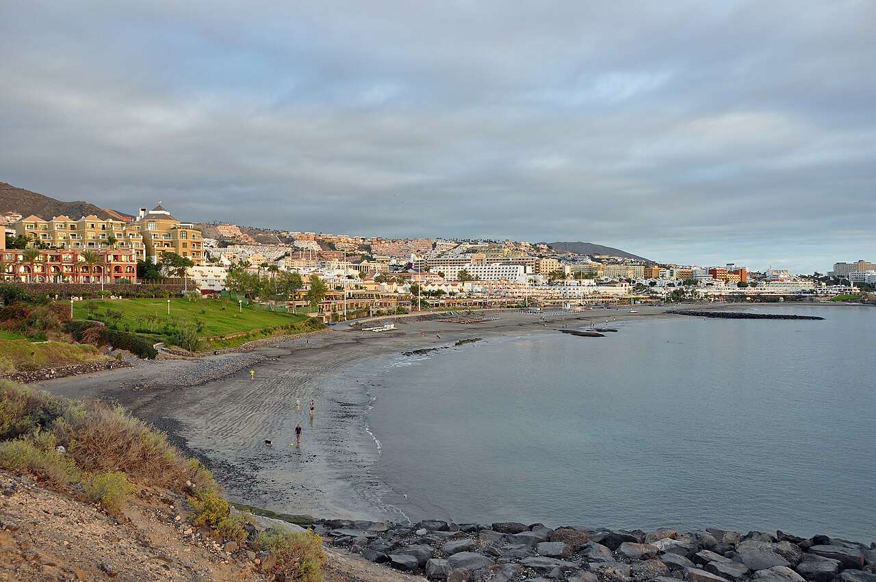 Vista de la playa de Fañabé, su litoral urbano y las escolleras