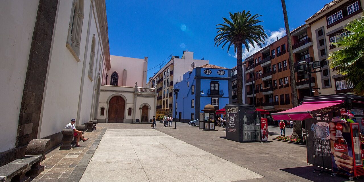 La Laguna: plaza junto a la catedral / square beside the cathedral
