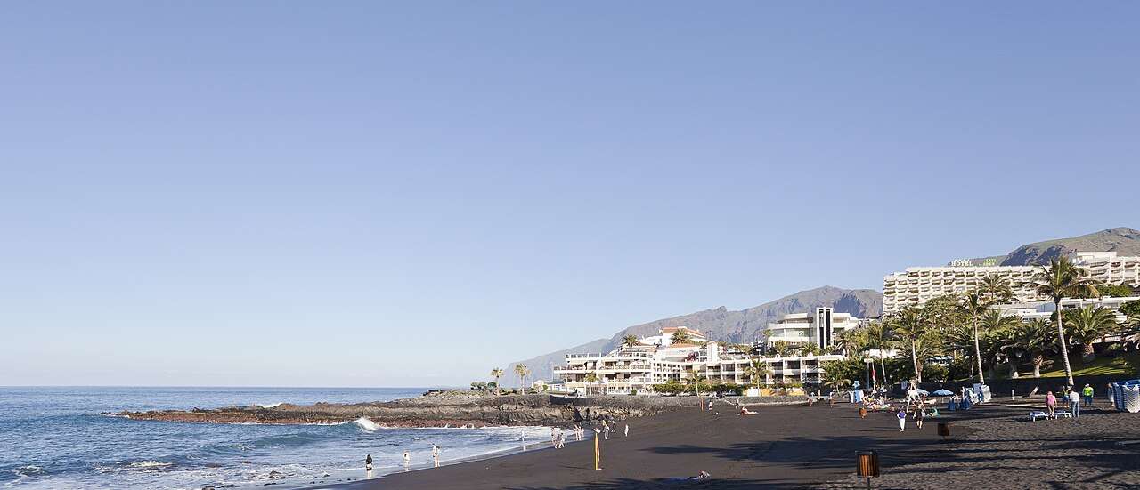 Arena volcánica negra y paseo urbano de Playa de la Arena en Puerto de Santiago