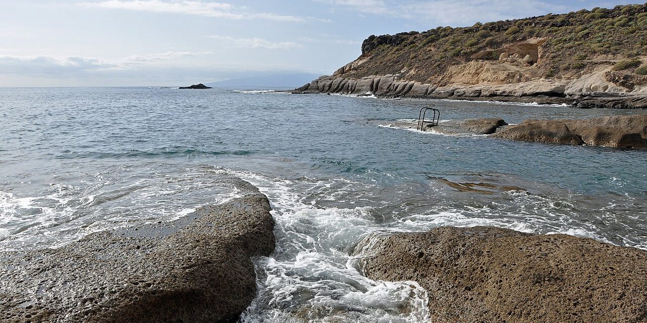 Costa rocosa de La Caleta junto al océano Atlántico / Rocky coast at La Caleta beside the Atlantic Ocean