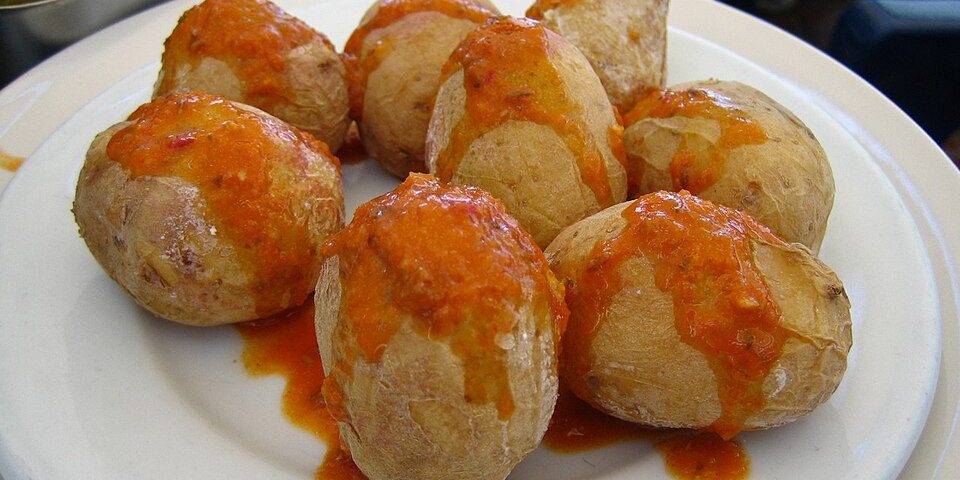 Gastronomía canaria: papas arrugadas con mojo rojo / Canarian food: wrinkly potatoes with red mojo