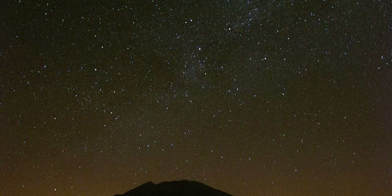Cielo nocturno sobre el Teide en Tenerife / Night sky above Teide in Tenerife
