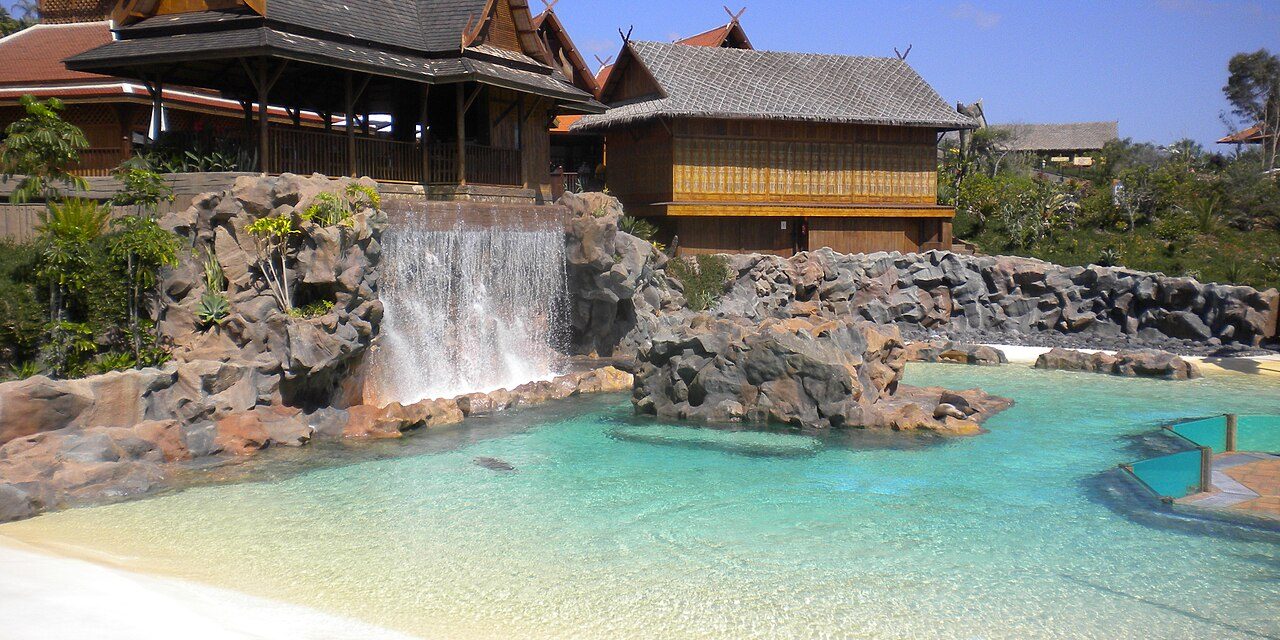Edificios de inspiración tailandesa, cascada y agua turquesa en Siam Park
