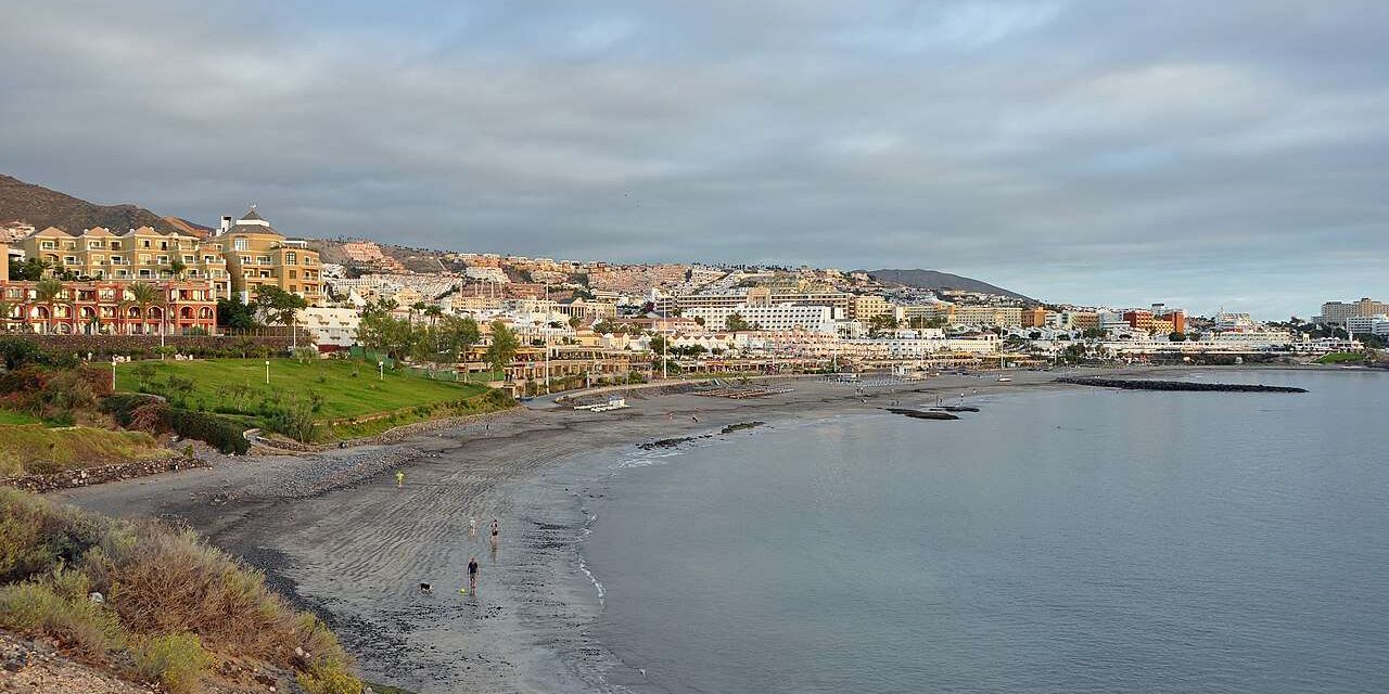 Vista de la playa de Fañabé, su litoral urbano y las escolleras