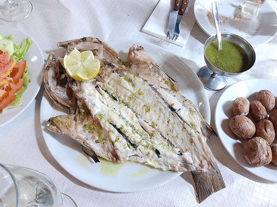 Gastronomía canaria: vieja con papas arrugadas y mojo verde