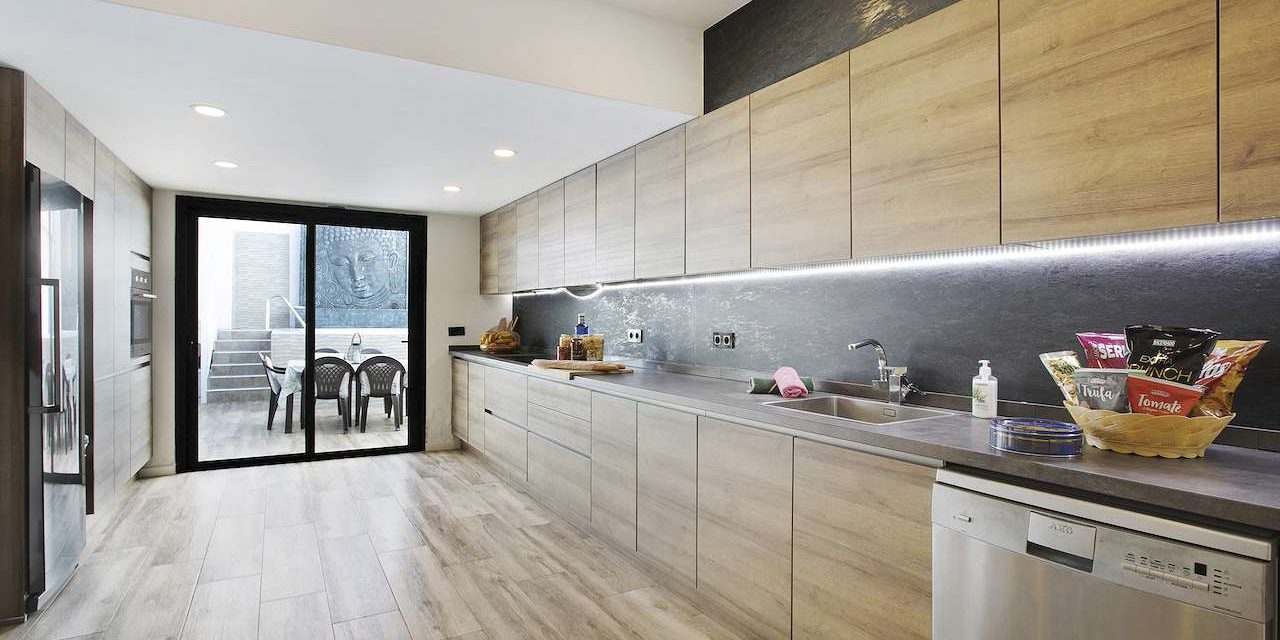 Cocina de Villa Dolce Vita con encimera y salida al comedor exterior