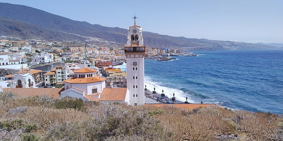 Basílica y costa de Candelaria / Candelaria basilica and coast