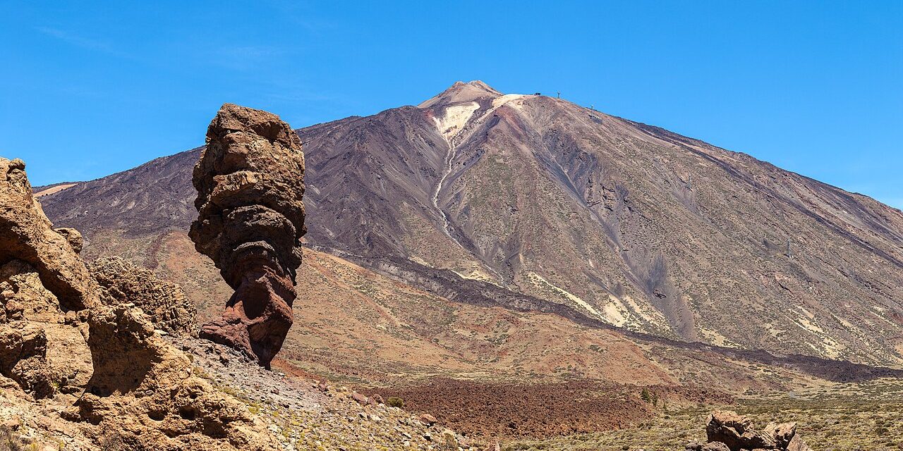 Roque Cinchado con el Teide al fondo bajo un cielo azul / Roque Cinchado with Mount Teide beneath a blue sky